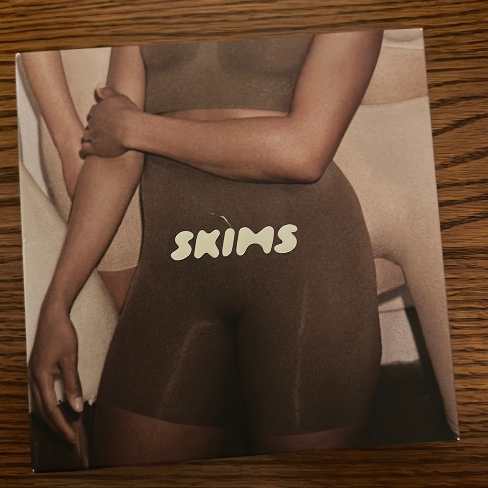 New Skims SCULPTING SHORT MID THIGH W/ OPEN GUSSET | OCHRE size L/XL